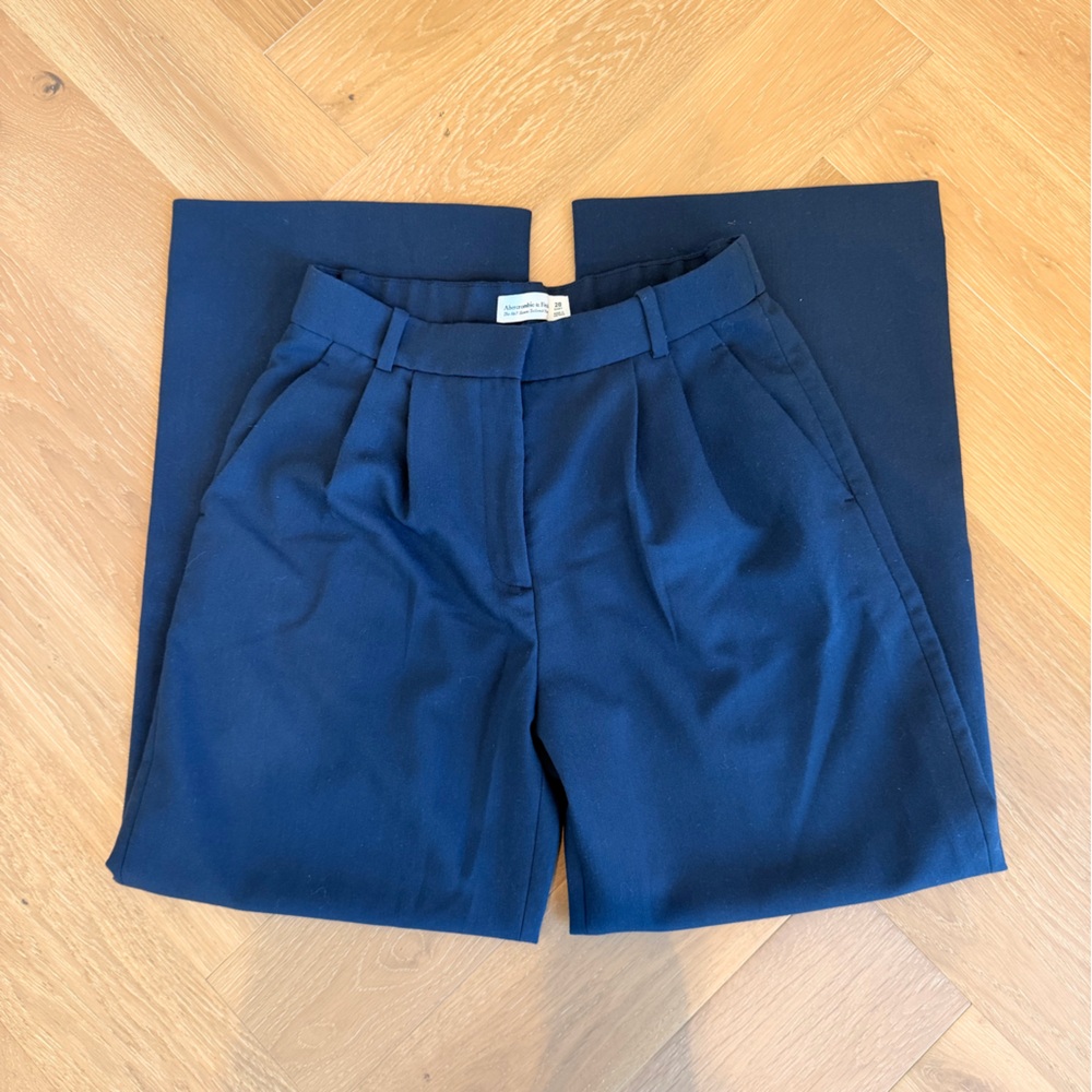 A&F Sloane Trousers- 28 Short, Navy